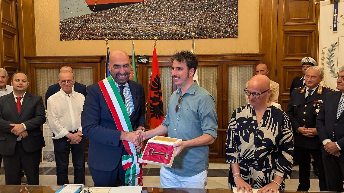 Il sindaco di Bari Vito Leccese ha consegnato le chiavi della città a Mario Desiati