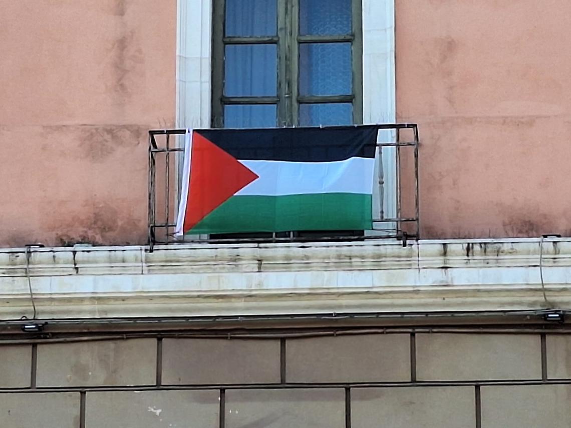 La bandiera palestinese su un balcone del Palazzo di Città di Bari