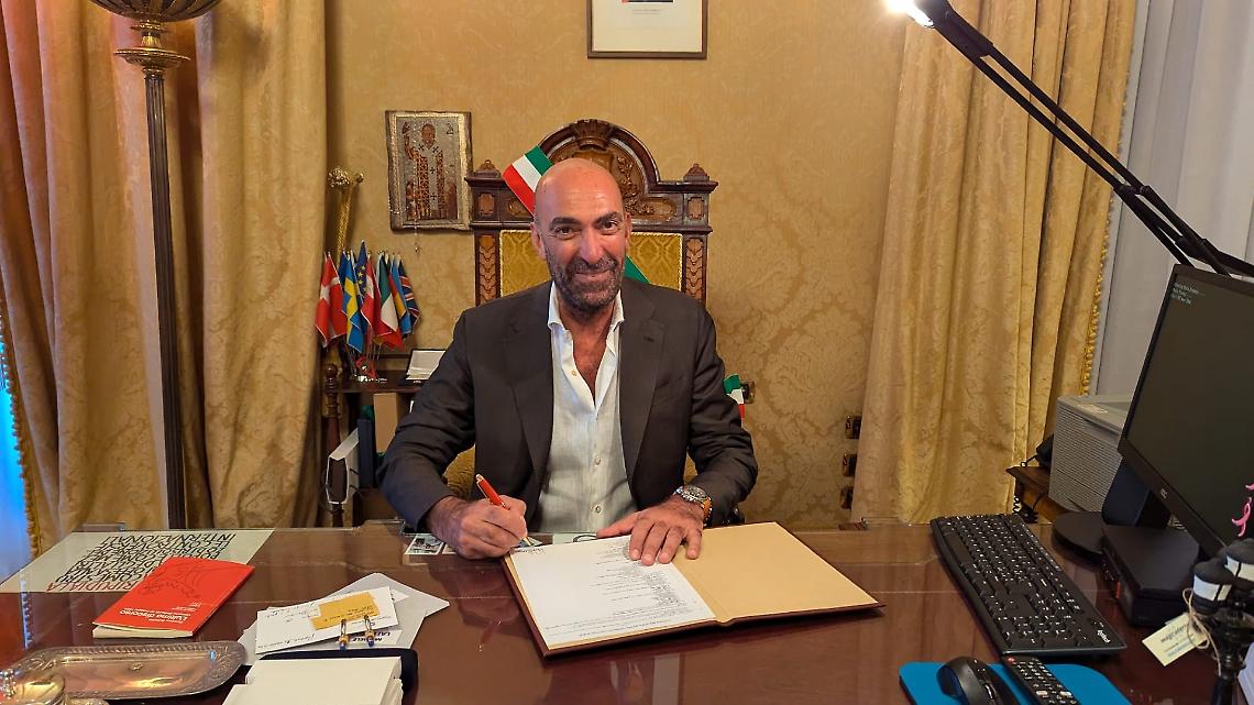 Vito Leccese firma la proclamazione degli eletti