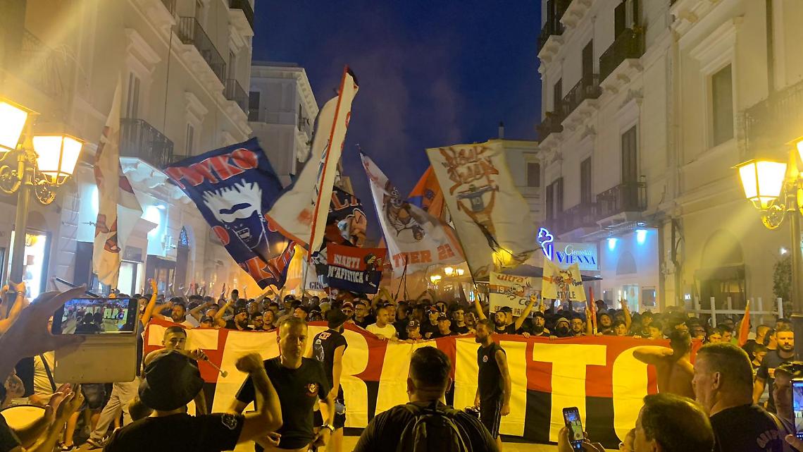 I tifosi del Taranto in corteo 