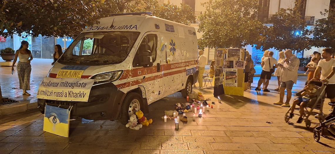 L'ambulanza esposta a Taranto 