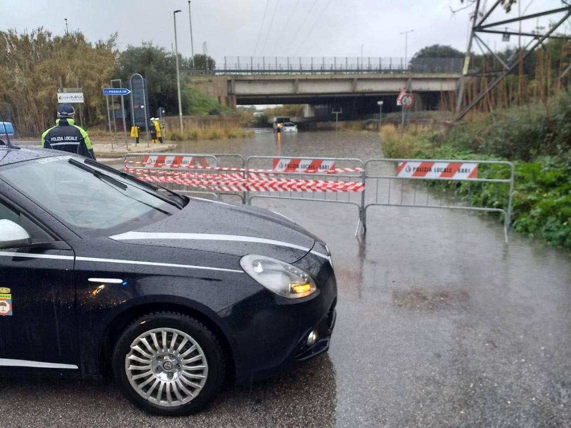 Il sottopasso allagato a Bari
