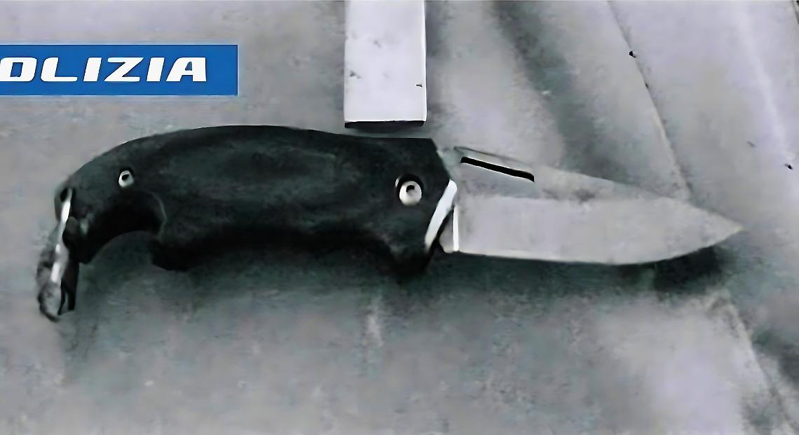 Il coltello sequestrato 