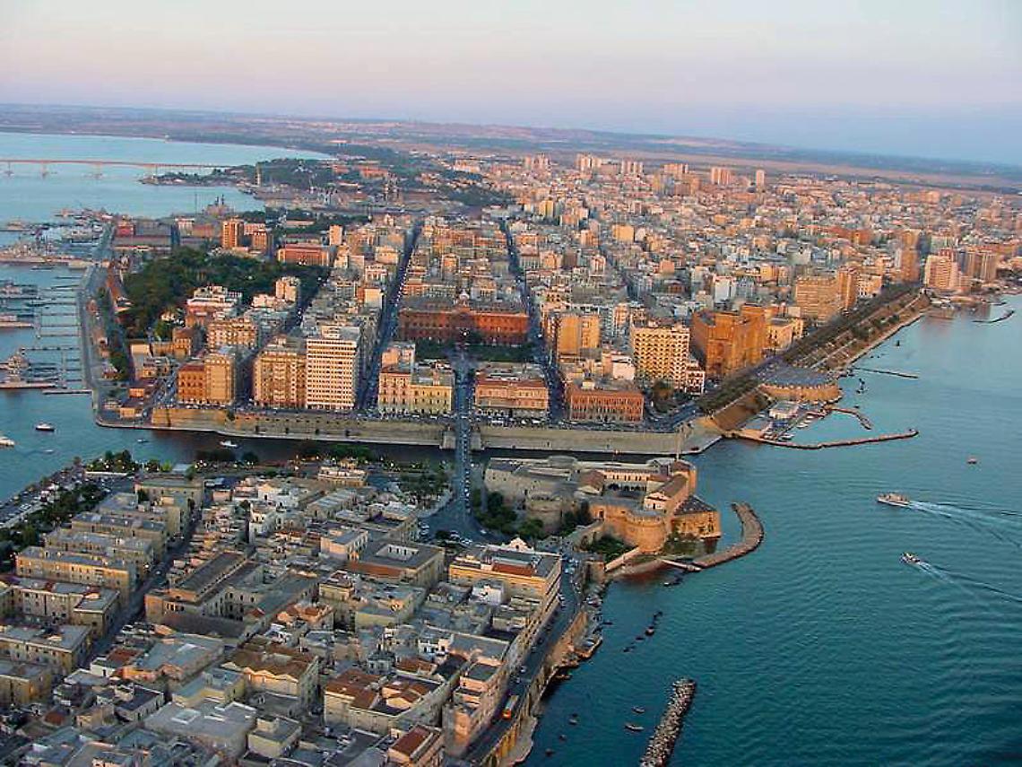 Una veduta di Taranto (foto d'archivio)