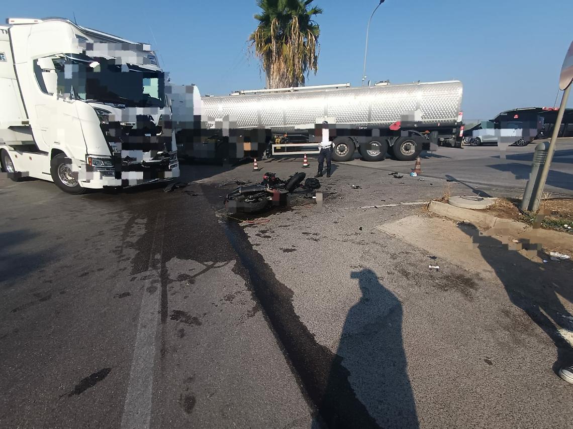 Autocisterna contro una moto sulla Strada Provinciale 156