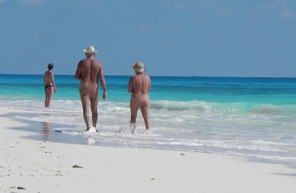 Una spiaggia naturista (foto d'archivio)