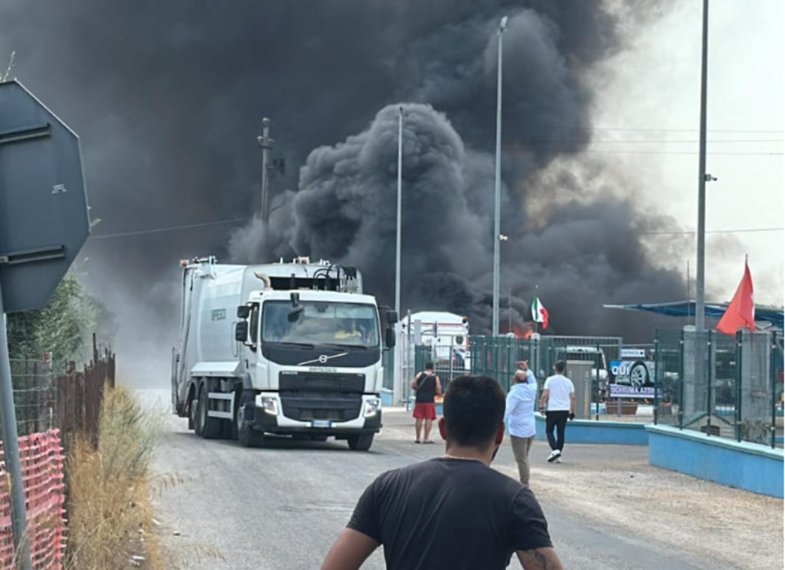 L'incendio divampato nell'azienda che si occupa del servizio di raccolta differenziata