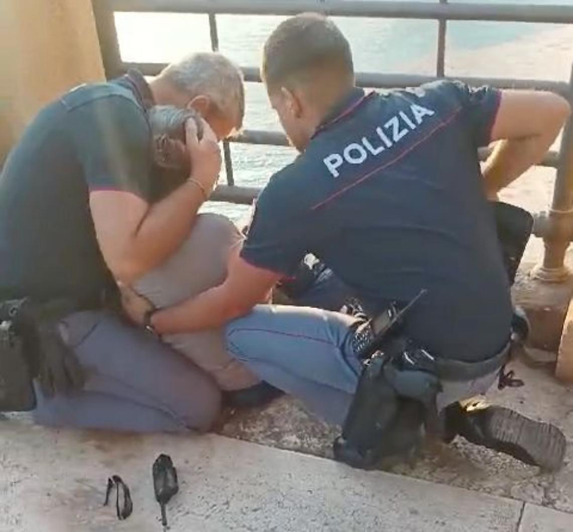 Gli agenti e la donna dopo il salvataggio - foto di Francesco Manfuso