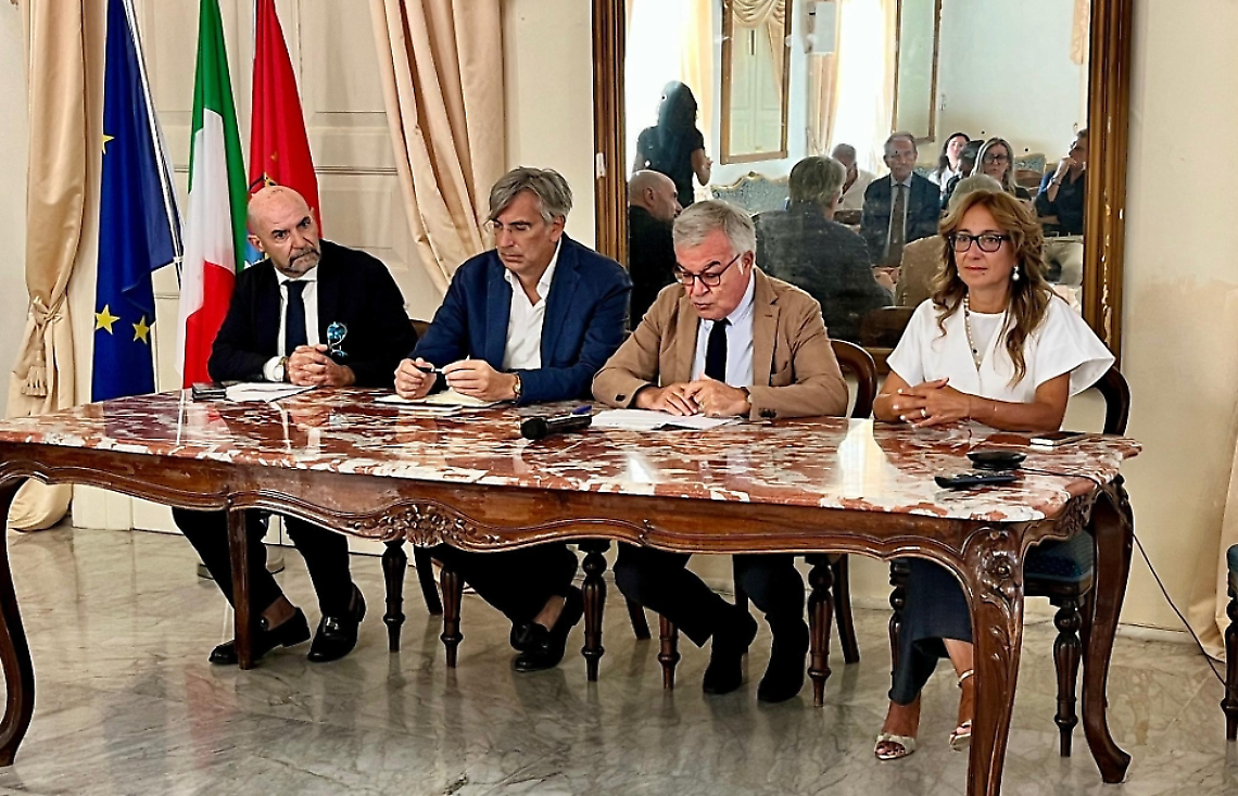 Un momento della presentazione avvenuta questa mattina nel Salone degli Specchi di Palazzo di Città