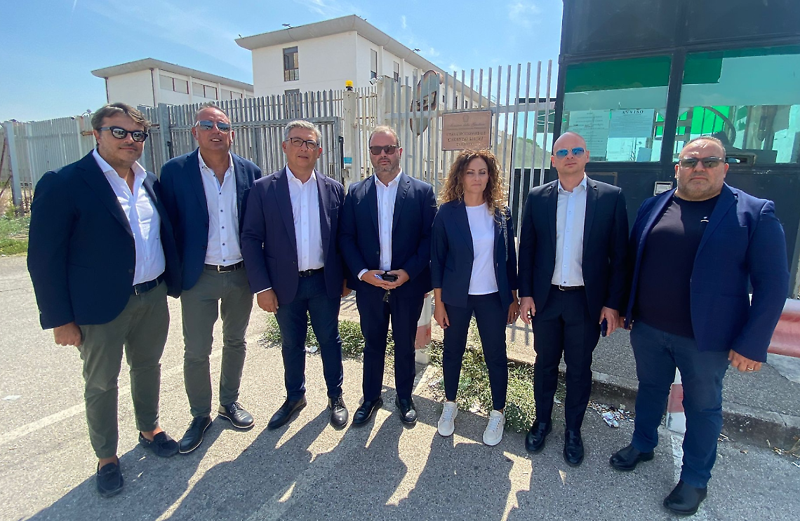 La delegazione di Forza Italia all'ingresso del carcere di Taranto