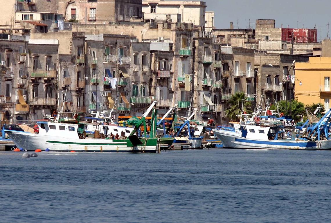 Pescherecci ormeggiati in Mar Piccolo. Sullo sfondo la Città Vecchia
