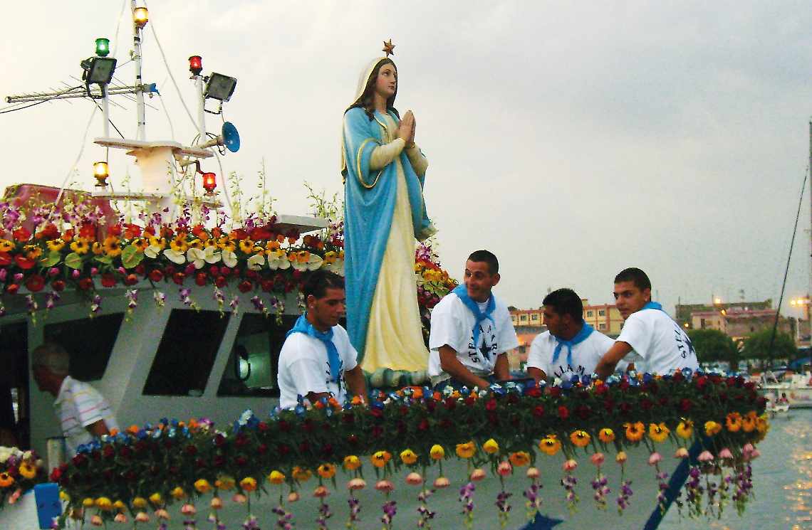 La processione a mare della Stella Maris (foto d'archivio)