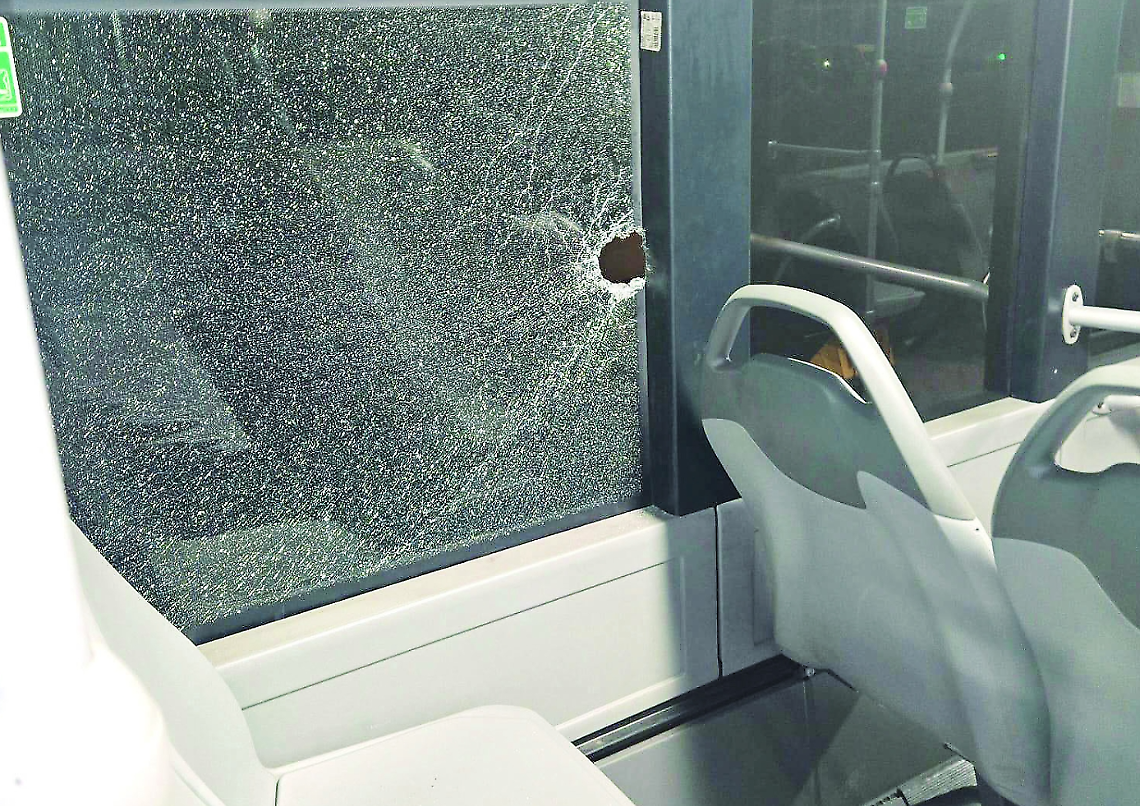 Sassaiola contro un autobus di Kyma Mobilità. Vetro in frantumi