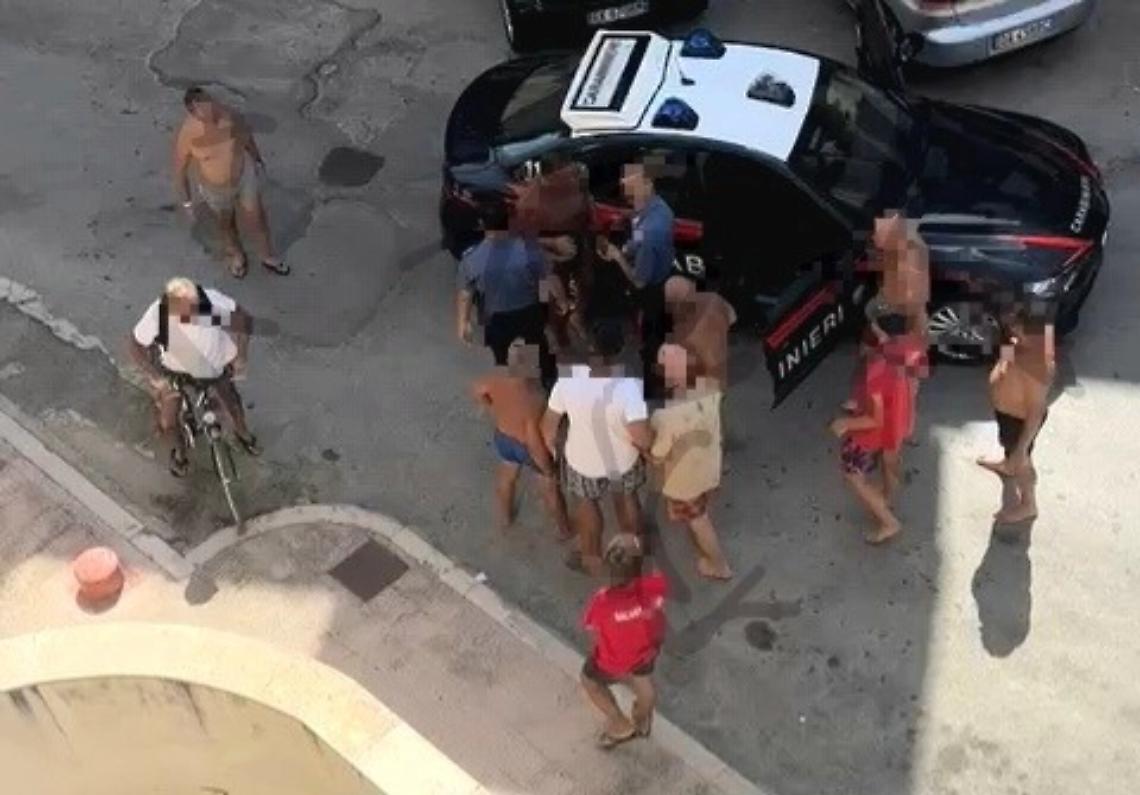 L'arrivo dei carabinieri che hanno bloccato il sospettato