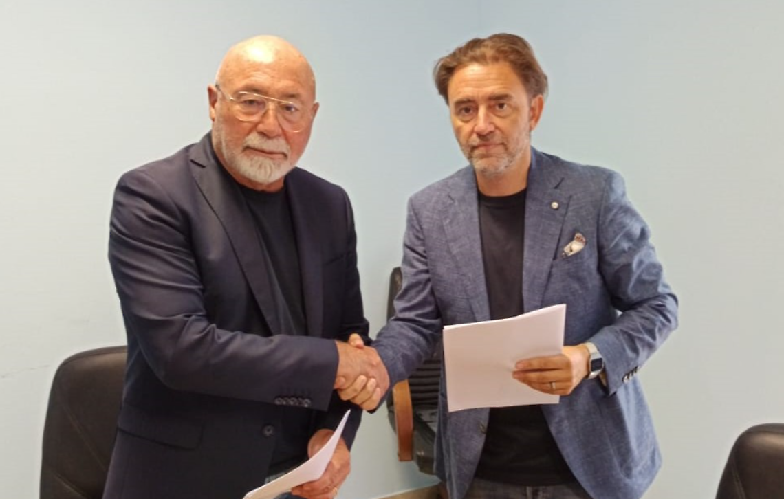 Un momento della sottoscrizione del protocollo d'intesa tra Asl e cooperativa Isola