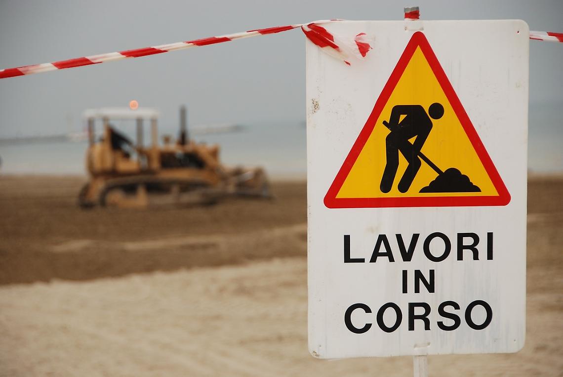Un cantiere per la realizzazione di interventi stradali (foto d'archivio)