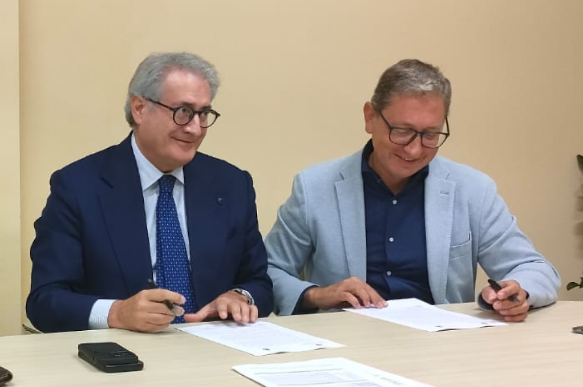 Un momento della sottoscrizione dell'accordo. Da sinistra Massimo Ferrarese, commissario straordinario Giochi del Mediterraneo 2026, e Fabrizio Quarto, sindaco di Massafra
