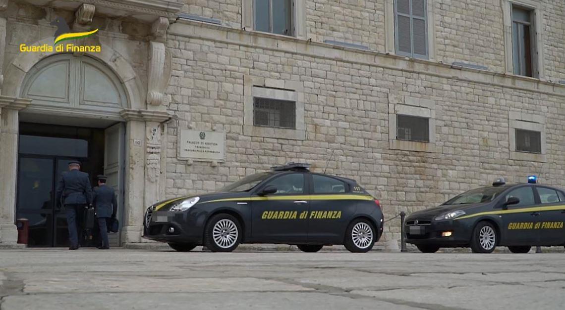 La Guardia di Finanza davanti al Tribunale di Trani