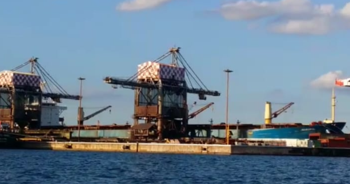 Una veduta del porto di Taranto (foto d'archivio)