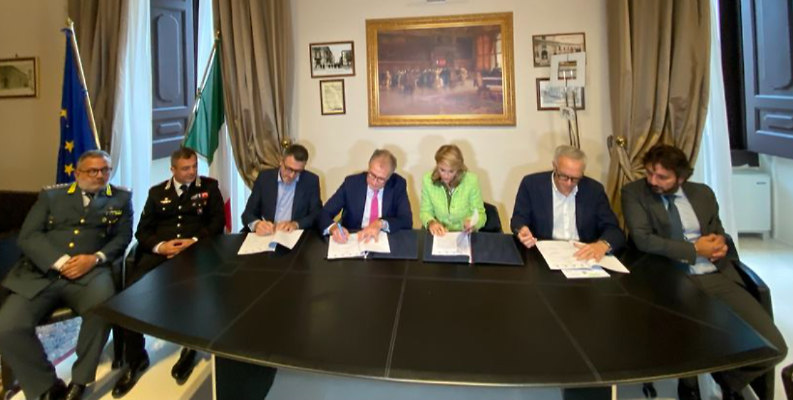 La firma dell'accordo in Prefettura Bat