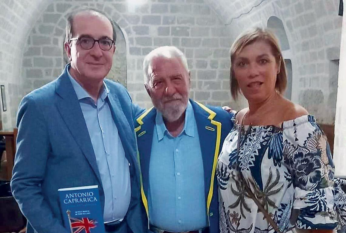 Il sindaco Vincenzo Damiano, Antonio Caprarica e l’assessore alla Cultura, Iolanda Lotta