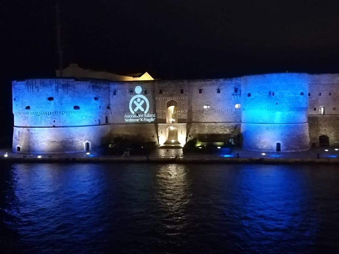 Il castello Aragonese in blu 