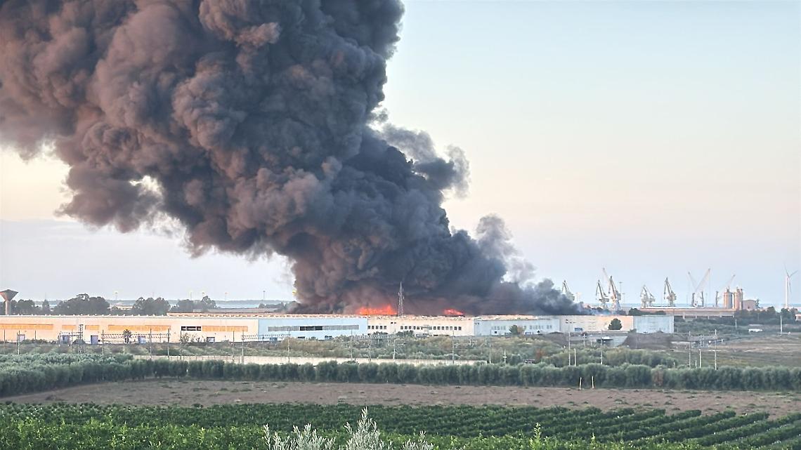 L'incendio in zona Bellavista a Taranto - foto Francesco Manfuso