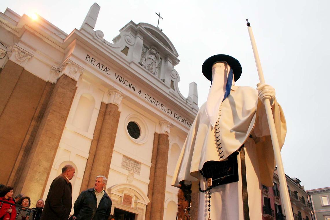 Processione dei Misteri. Sullo sfondo la chiesa del Carmine (foto d'archivio)