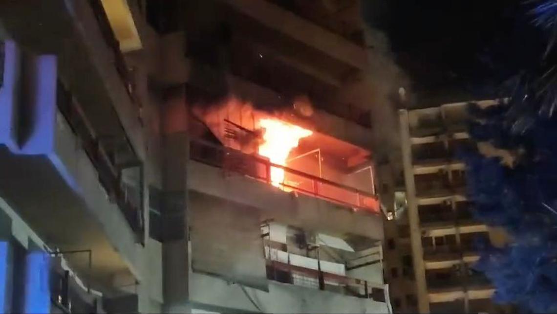 Appartamento in fiamme in via Lucania a Taranto - foto Francesco Manfuso