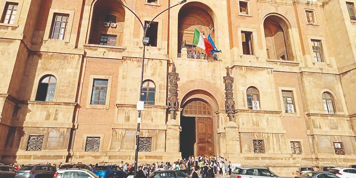Visitatori a Palazzo del Governo per le Giornate Fai d'Autunno