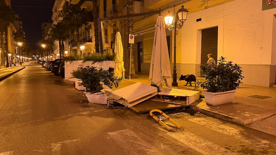 Auto contro un gazebo in via Berardi - foto Francesco Manfuso