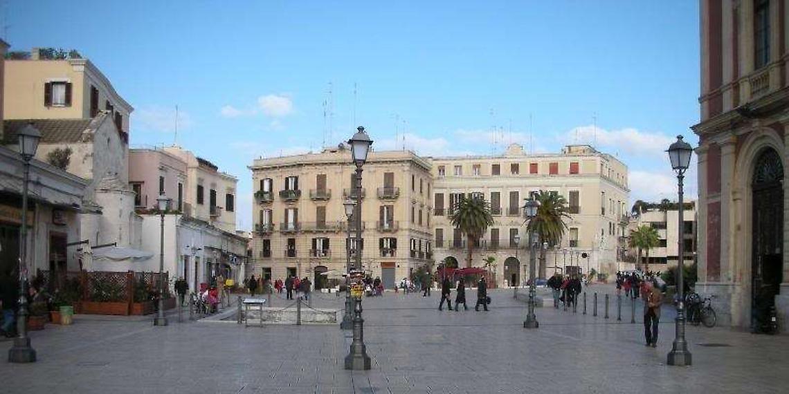 Piazza del Ferrarese a Bari