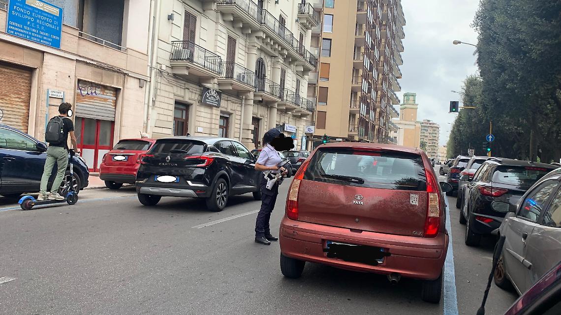 Il momento del sequestro dell'auto - foto di Francesco Manfuso