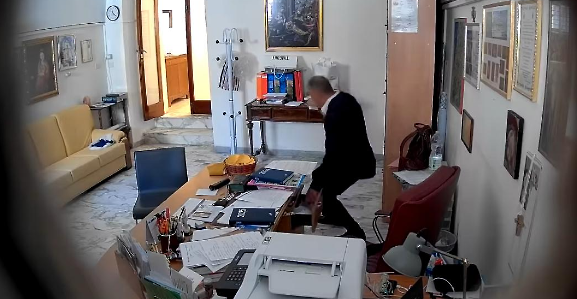 Il ladro in azione in parrocchia