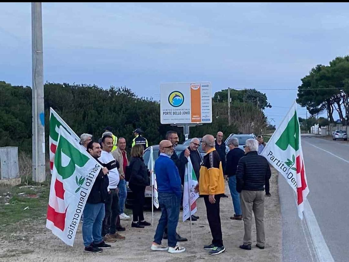 Il sit in del Circolo Pd di Talsano