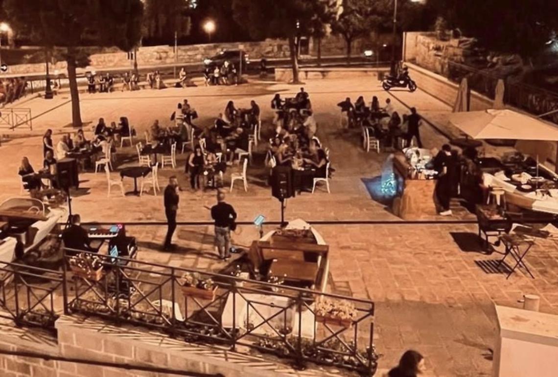 Tavolini e intrattenimento musicale in piazzetta Sant'Egidio (foto d'archivio)