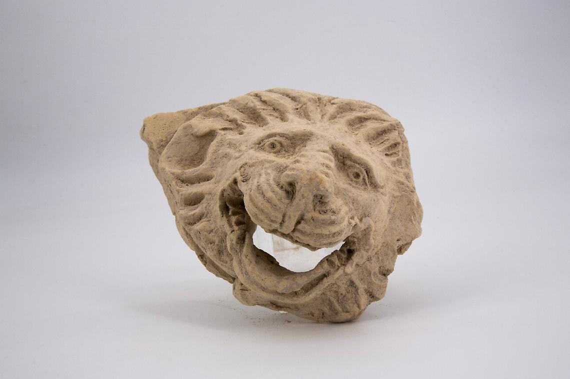 Gocciolatoio a protome leonina in terracotta