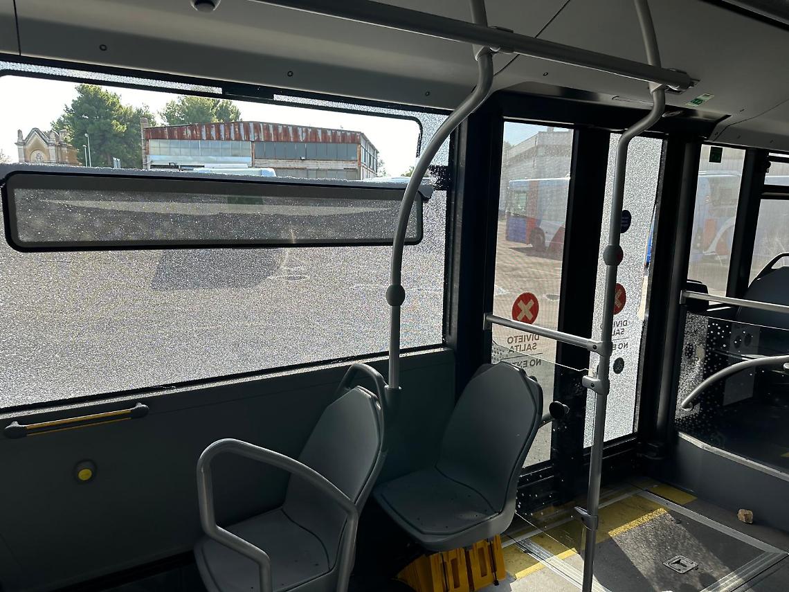 Accuse di molestie sull’autobus, scatta la rabbia sulla litoranea: autista aggredito e salvato dalla polizia