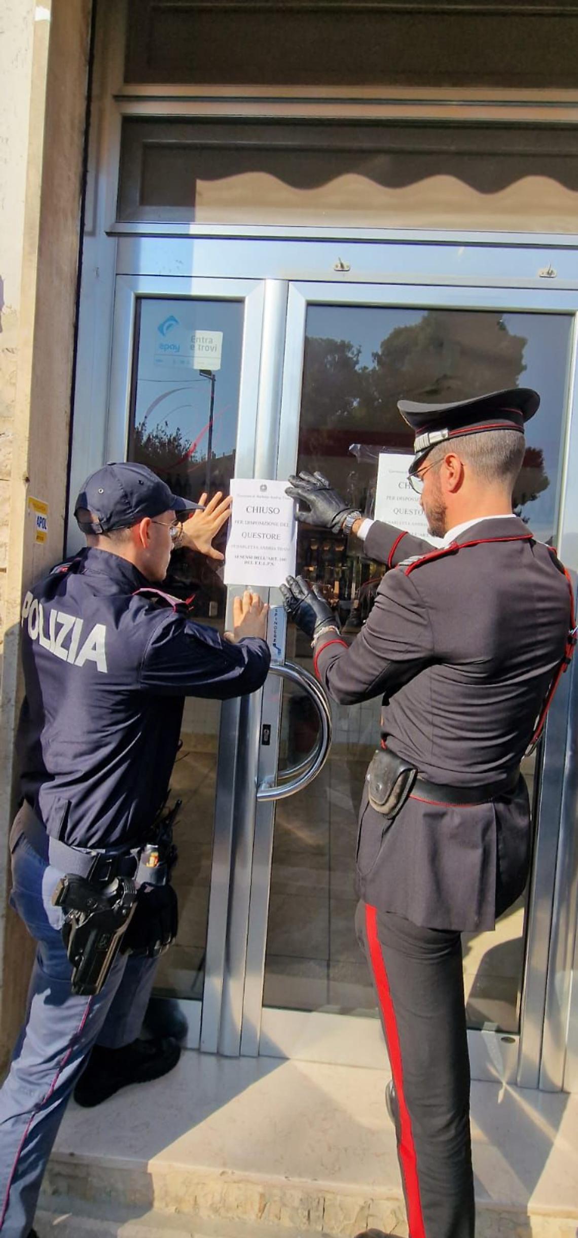 Il Bar chiuso a Canosa di Puglia