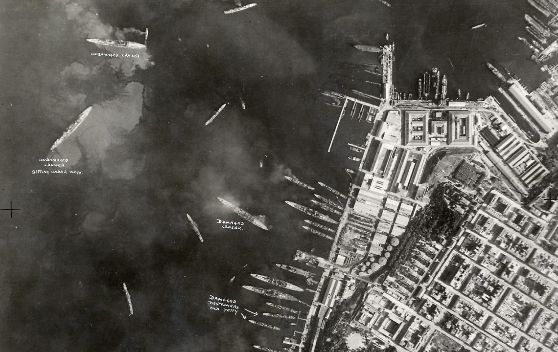 Una immagine dall'alto del bombardamento su Taranto