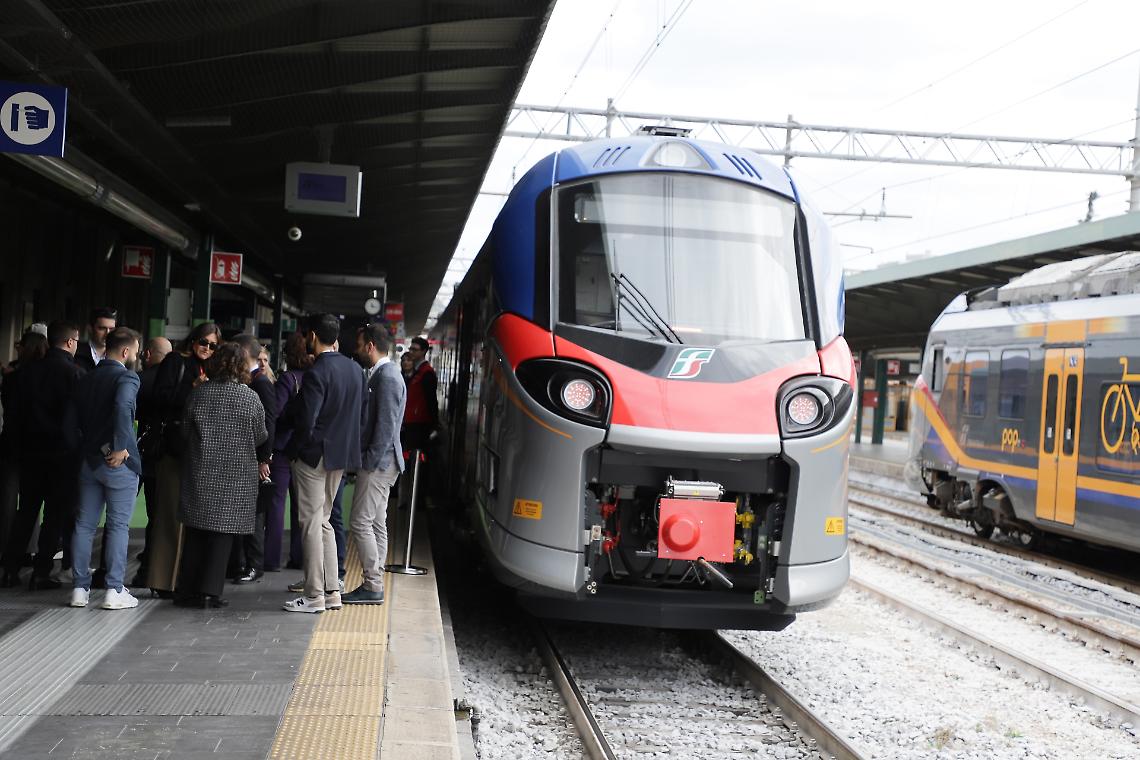 Caos trasporti, lavori sulle linee ferroviarie e rincari dei voli: la denuncia del Codacons