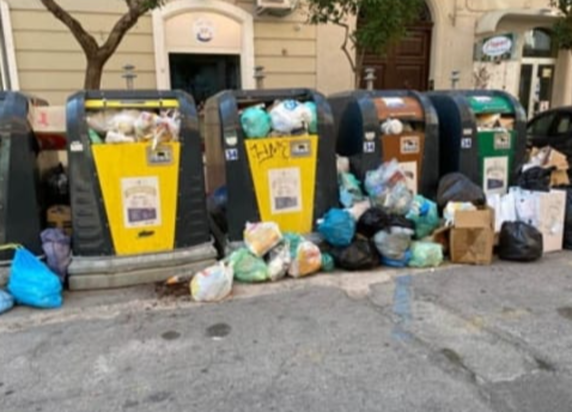 Cassonetti stracolmi di rifiuti