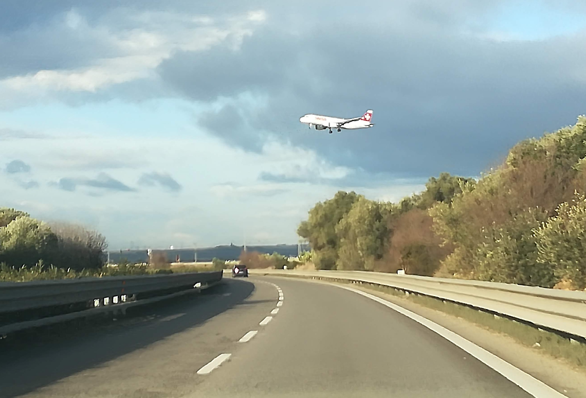 Un aereo Swissair in fase di atterraggio sulla pista dell'aeroporto di Grottaglie (foto scattata il 24 gennaio 2019))