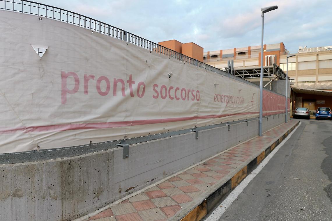 Tenta di svaligiare un appartamento al terzo piano e precipita nel vuoto: 51enne in fin di vita