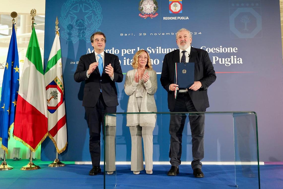 Raffaele Fitto, Giorgia Meloni e Michele Emiliano a Bari