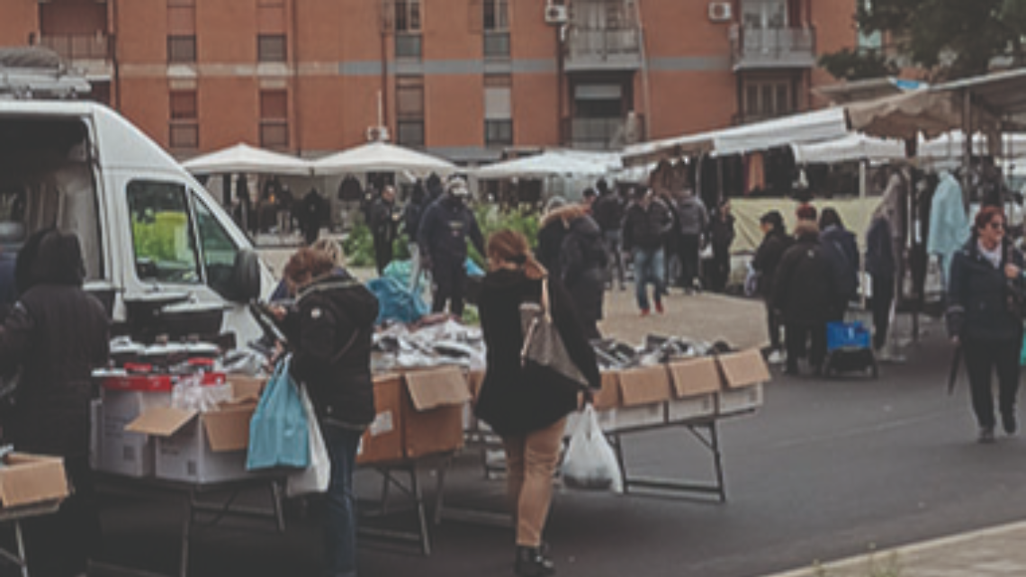 Rione Tamburi, mercato settimanale (foto d'archivio)