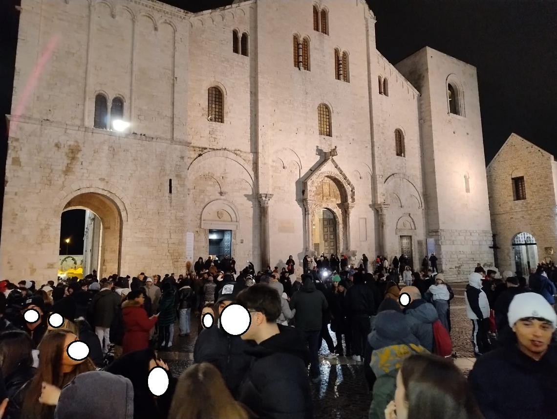 La Basilica di San Nicola prima dell'alba di oggi a Bari - foto da P.C. pubblicata su Facebook