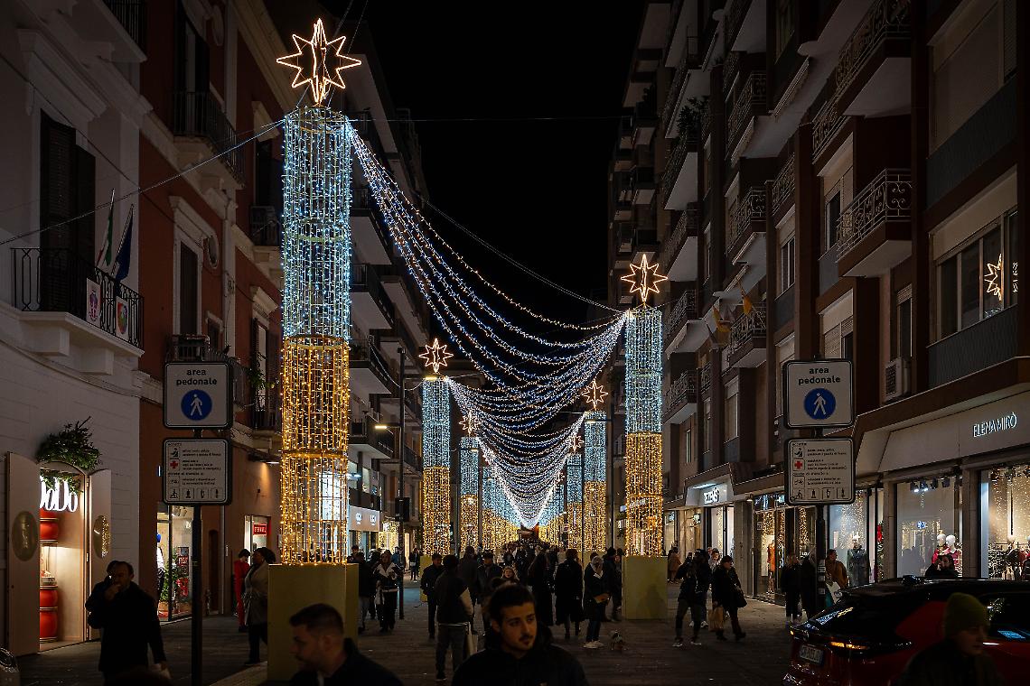 Bari, luminarie natalizie accese fino al 2 febbraio per sostenere i saldi