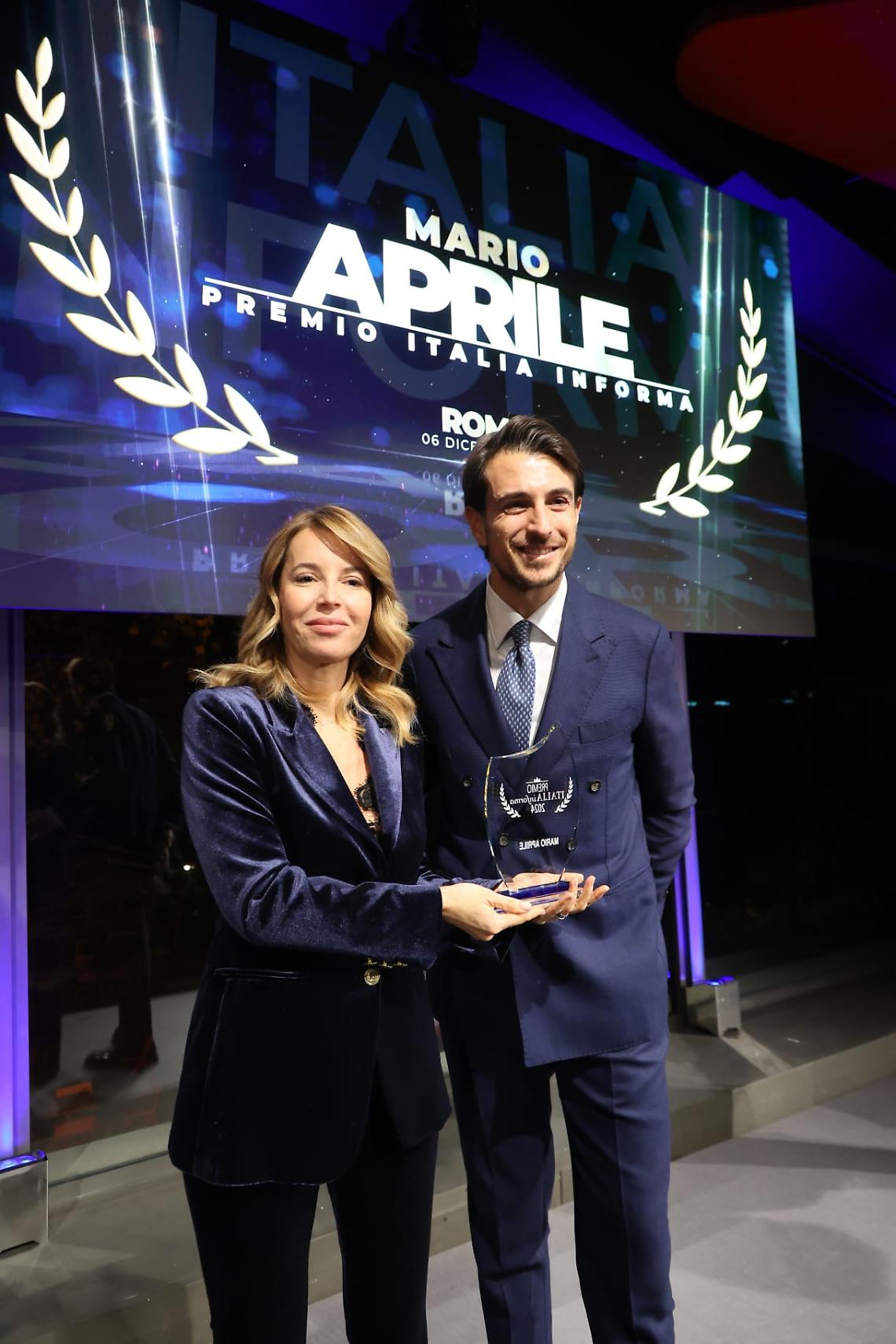 Mario Aprile premiato da Germana Loizzi
