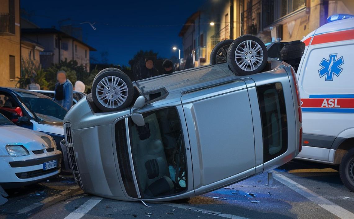 Auto ribaltata a Trani- foto generata con Ai